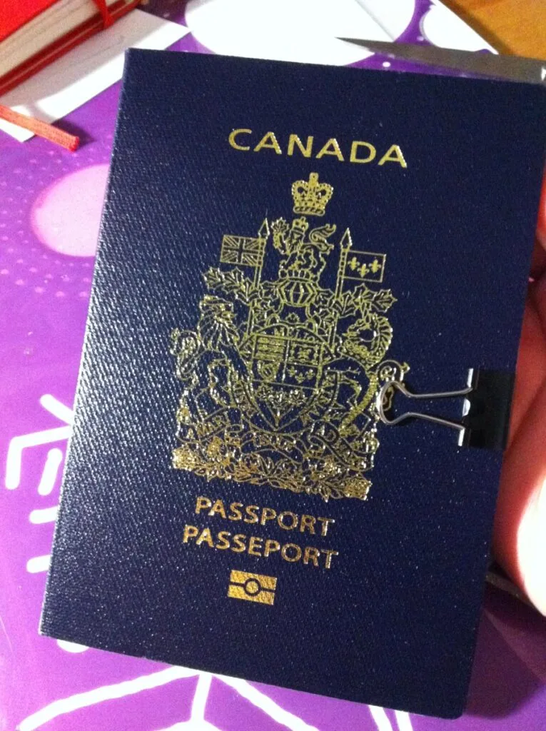 Bleni pasaporta të vërteta kanadeze